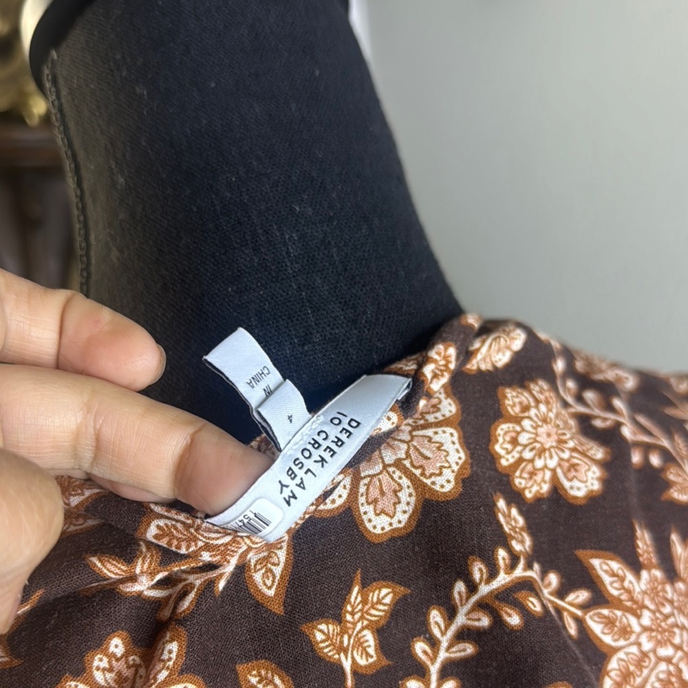 DEREK LAM 10 CROSBY
Rhea Printed Linen Blend Top - Picture 9 of 10